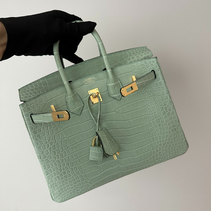 HERMÈS SET – KELLY 28 VERT D’EAU ALLIGATOR LIMITED EDITION & ORAN SANDALS GREEN