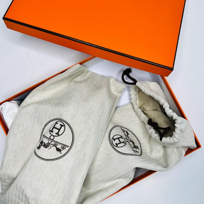 HERMÈS SET – KELLY 28 VERT D’EAU ALLIGATOR LIMITED EDITION & ORAN SANDALS GREEN