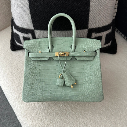 HERMÈS SET – KELLY 28 VERT D’EAU ALLIGATOR LIMITED EDITION & ORAN SANDALS GREEN